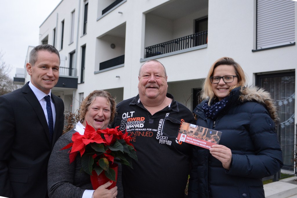 Ehepaar Ursula und Jürgen Bendig freuen sich über den vorweihnachtlichen Gruß vom Bauverein, den Niki Lüdtke (l.), Bereichsleiter Bestandsmanagement, und Renate Gilles (r.), Teamleiterin Vermietungsteam Süd, überreichen.
