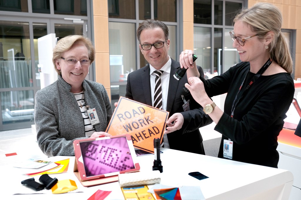 Bürgermeister Reiner Breuer im Gespräch mit 3M-Generaldirektorin Christiane Grün und Anke Kappenhagen, Technische Leiterin, über intelligente passive Verkehrsinfrastruktur.