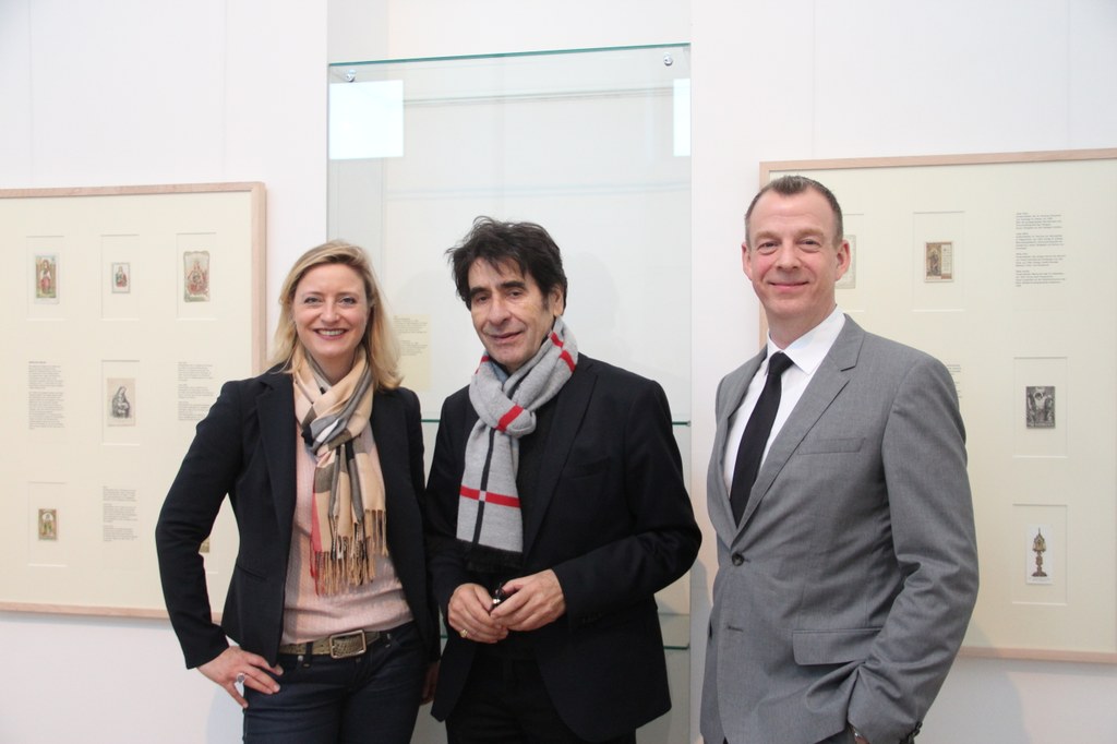(v.l.) Museumsdirektorin Dr. Uta Husmeier-Schirlitz, Stifter Francisco Ces Hernandez und Kurator der Ausstellung Dr. Ulf Sölter. 