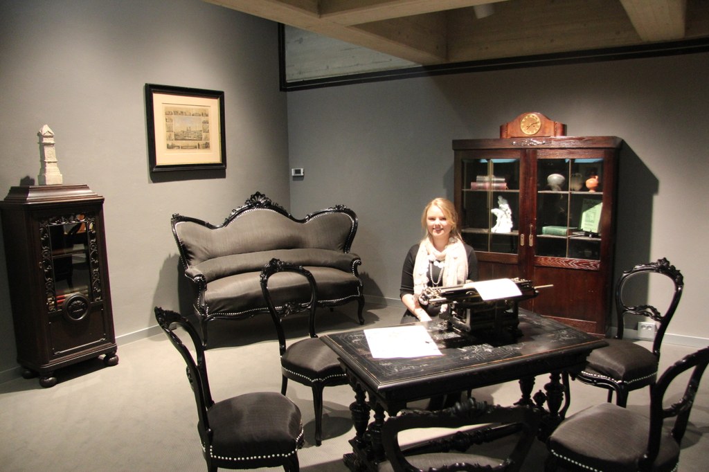 Inga Lisa Rybinski in einem Bereich des von ihr gestalteten Mystery Rooms im Grafischen Kabinett des Clemens Sels Museums.