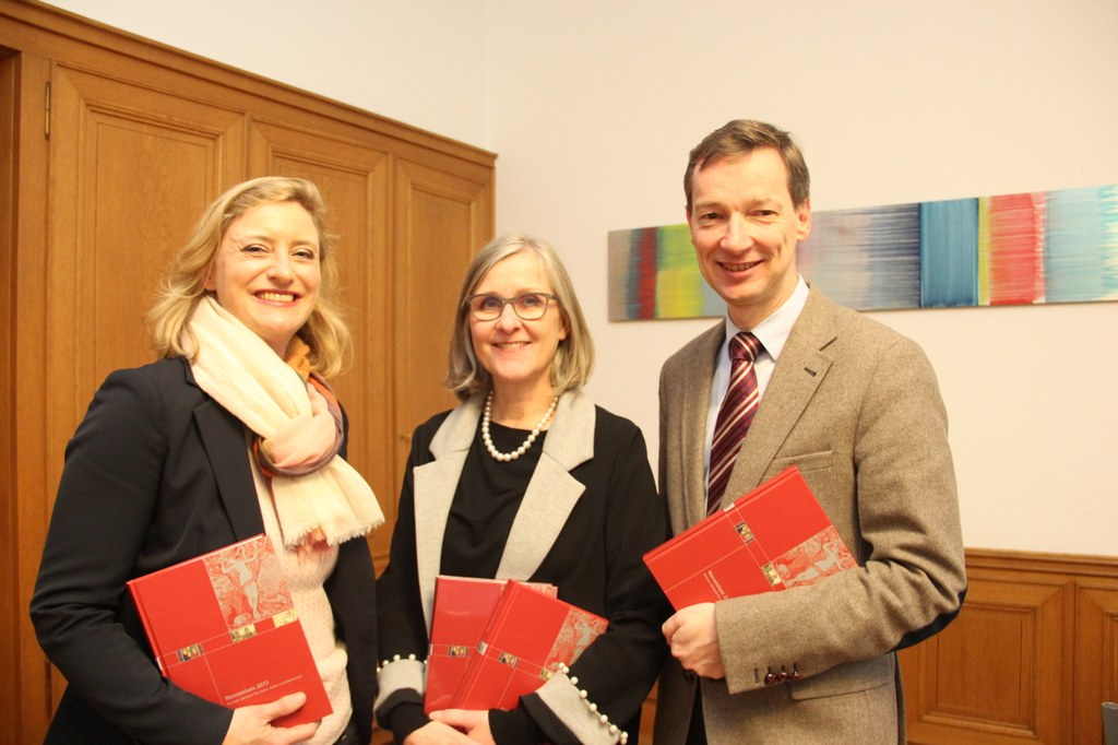 (v.r.) Stadtarchivar Dr. Jens Metzdorf,  Kulturdezernentin Dr. Christiane Zangs und Museumdirektorin Dr. Uta Husmeier-Schirlitz präsentierten die neue Ausgabe des Neusser Jahrbuchs, das Novaesium 2017.