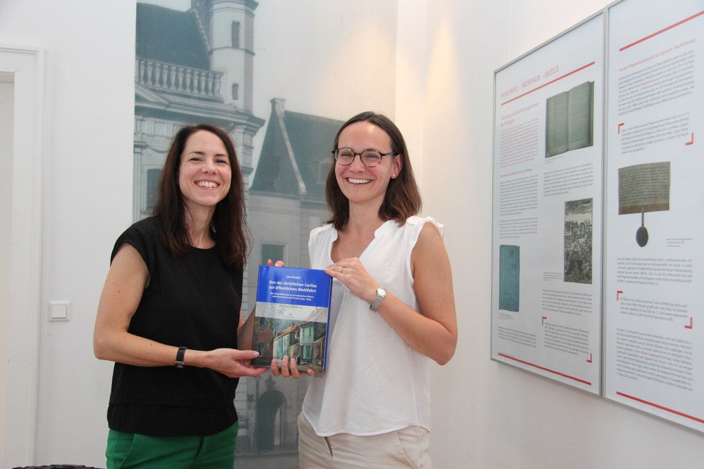 Stellten jetzt gemeinsam das Buch „Von der christlichen Caritas zur öffentlichen Wohlfahrt“ vor: Autorin Dr. Lisa Klewitz (r.) und Dr. Annekatrin Schaller, Redakteurin des Buches und Archivarin im Stadtarchiv Neuss.