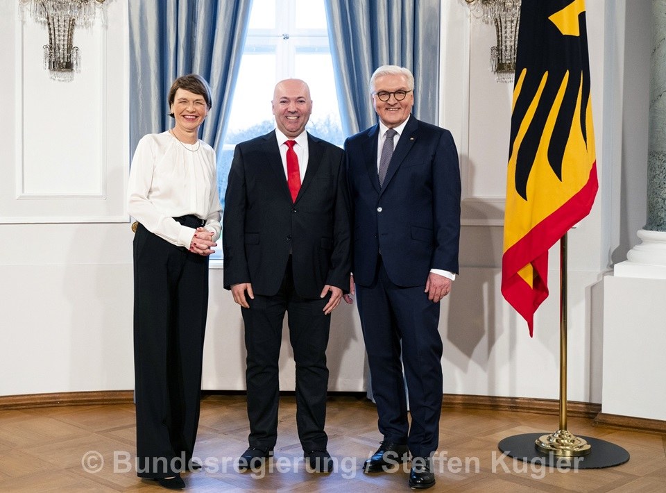Elke Büdenbender, der Neusser Ataman Yildirim und Bundespräsident Steinmeier (v.l.). Foto: Bundesregierung/Steffen Kugler