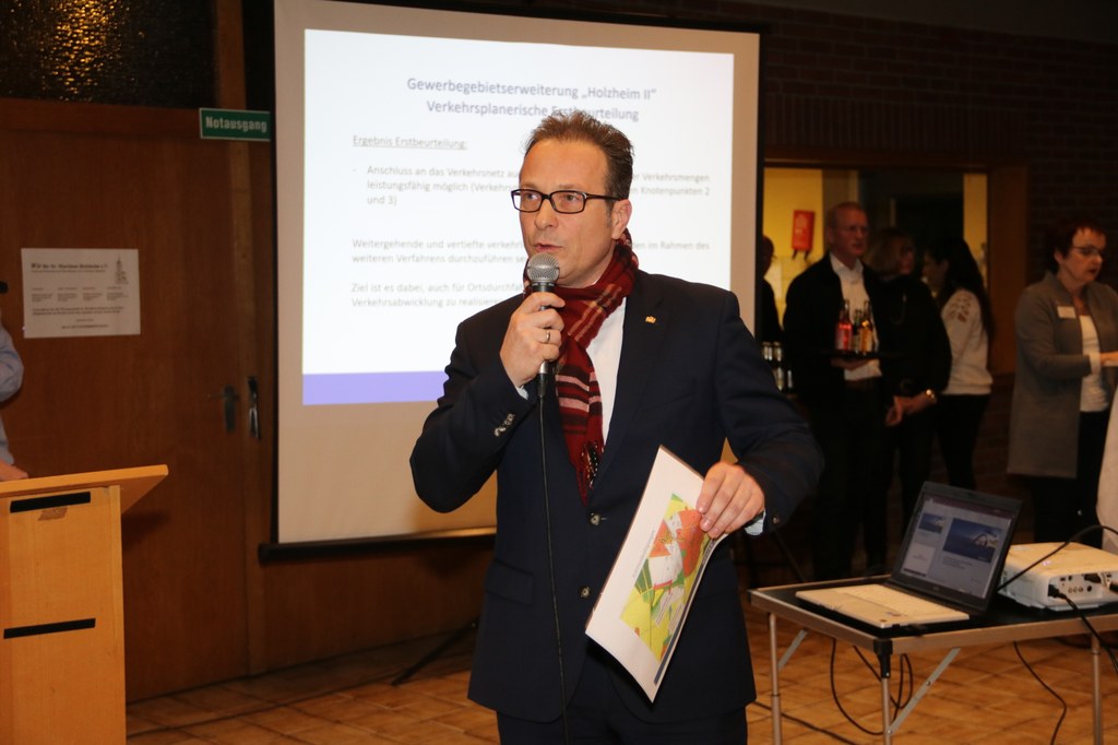 Bürgermeister Reiner Breuer stellt ersten Planungsstand vor.