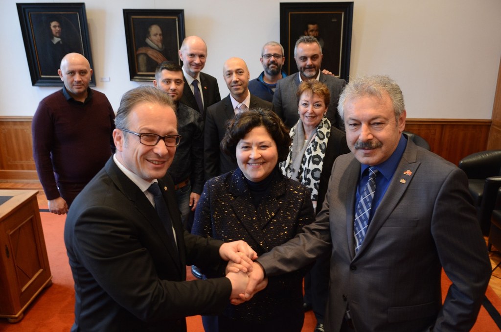 Die Delegation im Neusser Rathaus mit Bürgermeister Reiner Breuer; Yusuf Kaya, stellvertretender Bürgermeister Nevşehir; Şule Gürel, türkische Generalkonsulin; Angelika Quiring-Perl, Vorsitzende des Komitees für Partnerschaften und internationale Beziehungen und Dr. Matthias Welpmann, Beigeordneter für Umwelt, Klima und Sport.