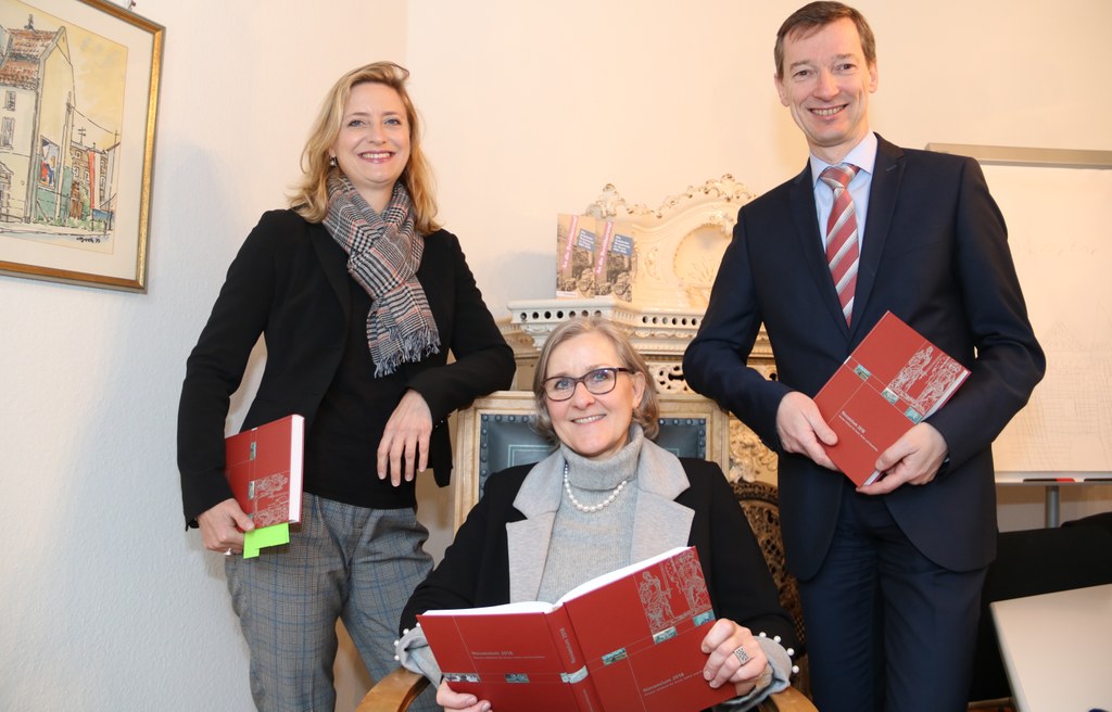 Stellten gemeinsam Das Novaesium 2018 vor: Dr. Uta Husmeier-Schirlitz, Direktorin des Clemens Sels Museums Neuss, Kulturdezernentin Dr. Christiane Zangs und Dr. Jens Metzdorf, Leiter des Neusser Stadtarchivs.