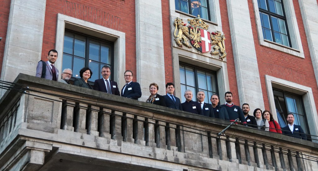 Der Blick vom Rathausbalkon: Bürgermeister Reiner Breuer mit der Delegation um Bürgermeister Atilla Seçen.