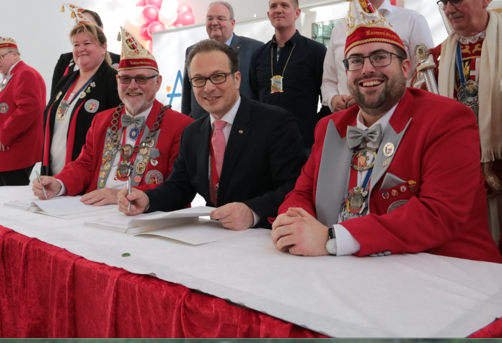 Jakob Beyen (Präsident KA Neuss e.V.), Bürgermeister Reiner Breuer und Christoph Kinold (Geschäftsführer KA Neuss e.V.) unterzeichnen den Mietvertrag für die Wagenhalle.