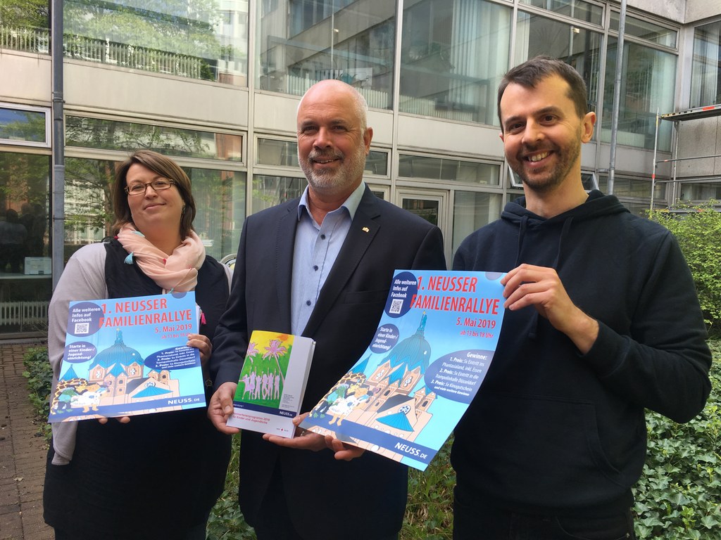 (v.r.) Simon Herzhoff, Koordinator des Neusser Ferienspaßes, Jugend- und Sozialdezernent Ralf Hörsken und Ann-Christin Kaup, Abteilungsleiterin Kinder- und Jugendarbeit.
