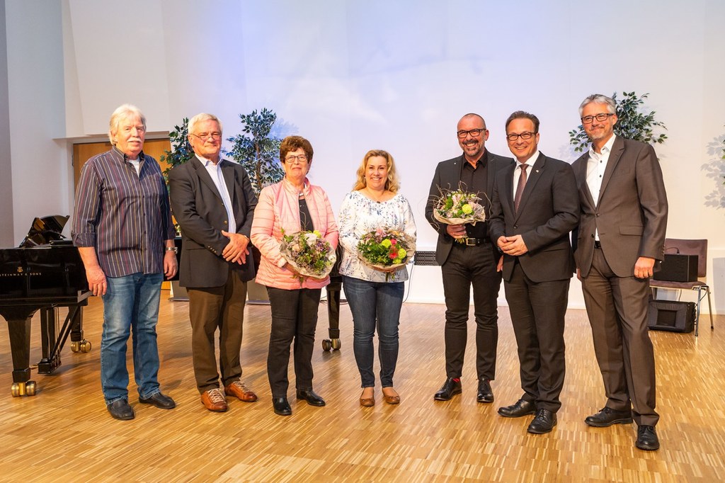Bürgermeister Reiner Breuer (2.v.r.) mit Integrationsamtsleiter Hermann Murmann (r.) und den Preisträgern des Jahres 2019: Willi Kollenbroich, Josef Faymonville, Ursula Nolten, Ilona Valero Ribes und Bert Römgens (v.l.n.r.).