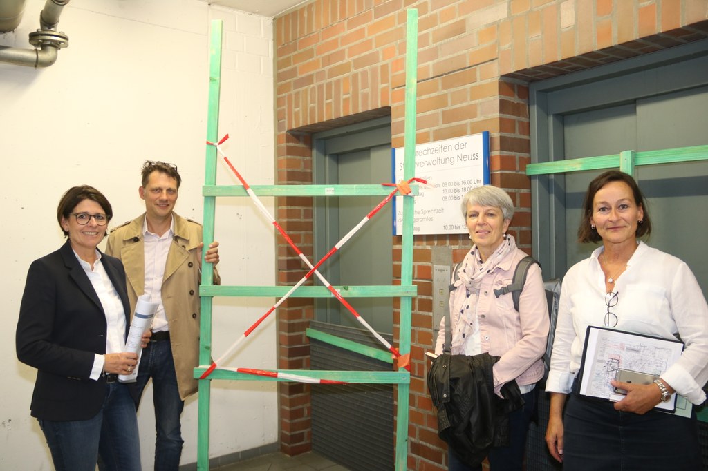 Stellten die Baumaßnahmen des Gebäudemanagement Neuss in den Sommerferien vor: Betriebsleiterin Andrea Hoffmann, stellvertretender Betriebsleiter Maximilian Schäfer, Gisela Grote-Nüssgens, Leiterin Bauerhaltung, und Bauleiterin Susanne Kreuz.