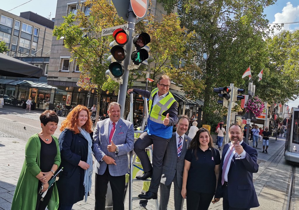 Freuen sich über die neuen Schützenampeln: Cornelia Heuser, Constanze Stroeks, Rainer Mellis, Reiner Breuer, Martin Flecken, Adriana Meyen und Walter Pesch (v.l.n.r.)