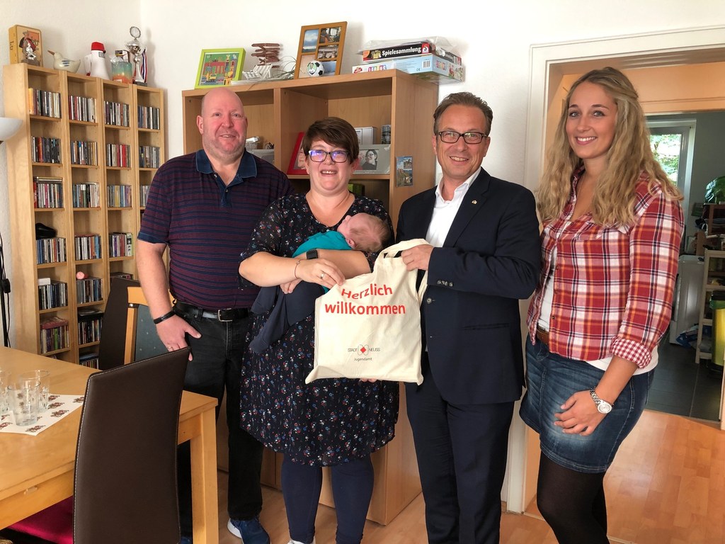 Ralph und Sarah Schmitz freuten sich sehr über den Besuch von Bürgermeister Breuer und Lisa Kohlhepp vom Jugendamt.