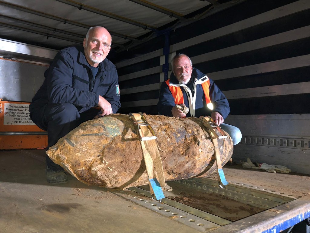 Udo Lokotsch (l.) und Jost Leisten (r.) mit der entschärften Bombe.