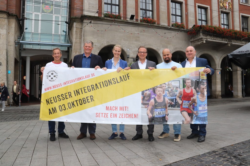 (v.l.) Thomas Gindra (GWN), Meinolf Sprink (Vorsitzender SSV), Verena Austermann (1. Vorsitzende, DJK Rheinkraft), Bürgermeister Reiner Breuer, Hamdi Berdid (Raum der Kulturen), Georgios Arvanitidis (2. Vorsitzender, DJK Rheinkraft).