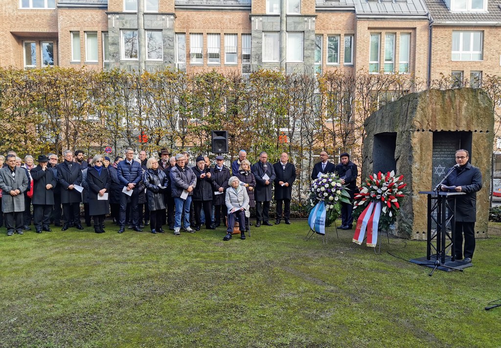 Bürgermeister Reiner Breuer bei seiner Ansprache am Mahnmal unweit der in der Reichspogromnacht niedergebrannten Synagoge.