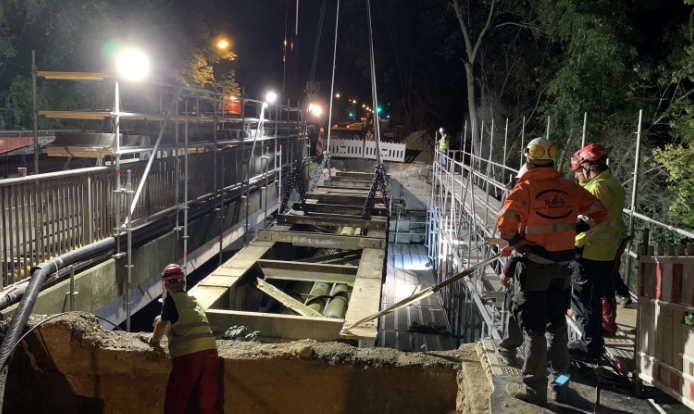 Herausheben der alten Brücke