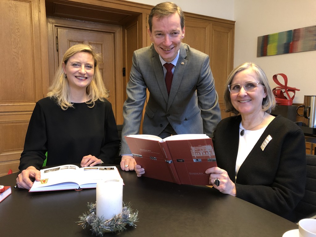 Dr. Uta Husmeier-Schirlitz (Clemens Sels Museum), Dr. Jens Metzdorf (Stadtarchiv Neuss) und Kulturdezernentin Dr. Christiane Zangs freuen sich über das neue Werk.