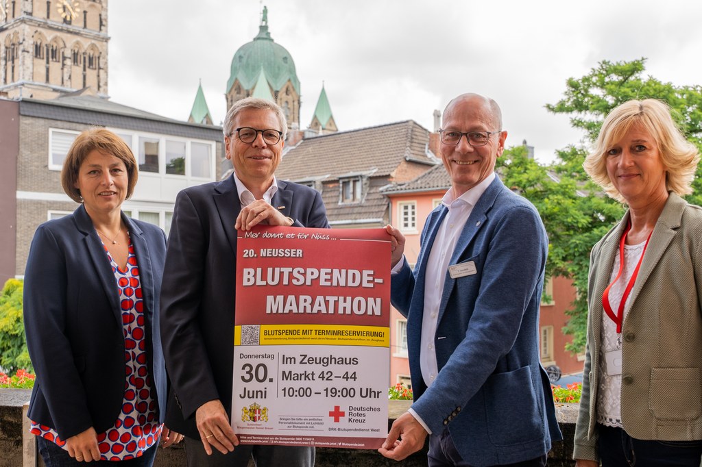 Foto: Stadt Neuss (v.l.n.r. Marion Petermann vom Bürgermeisteramt, Marc Dietrich, Thomas Herzfeld und Birgit Baust vom DRK)