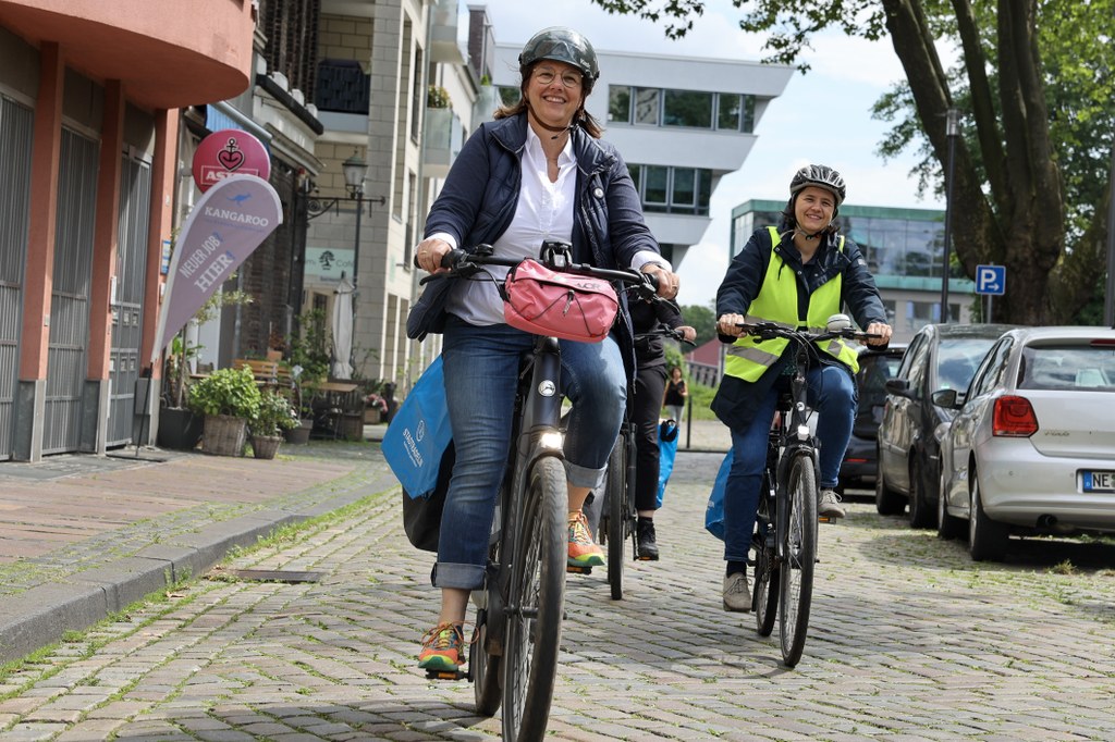 (v.l. Iris Wilcke, Stadtradeln-Star 2024; Silke Höfle, Koordinatorin Neusser Stadtradeln)