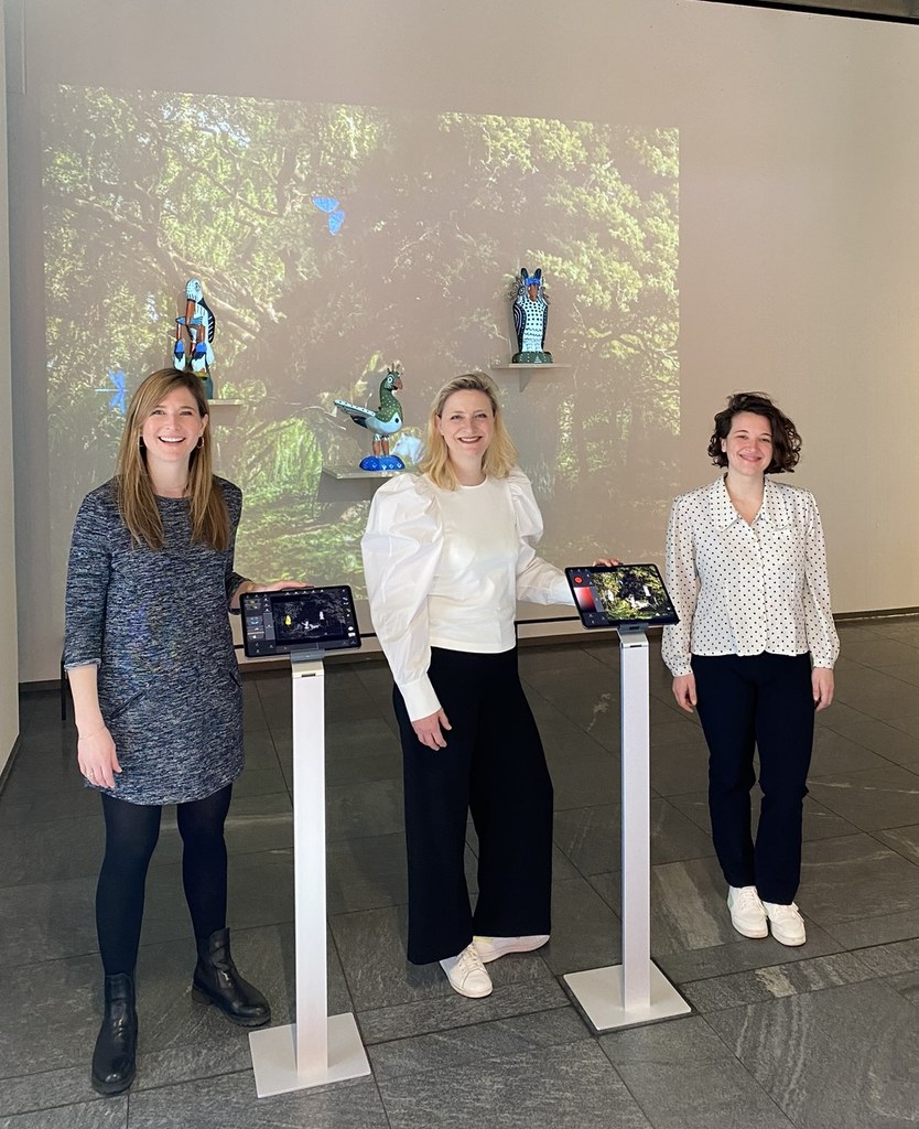 Finde deinen Zugang Kuratorin Romina Friedemann, Museumsdirektorin und Kuratorin der Ausstellung Dr. Uta Husmeier-Schirlitz und Kunstvermittlerin Jenia Sychinskaya bei der Ausstellungseröffnung.