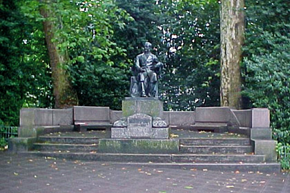 schwann.jpg Foto: Schwann-Denkmal